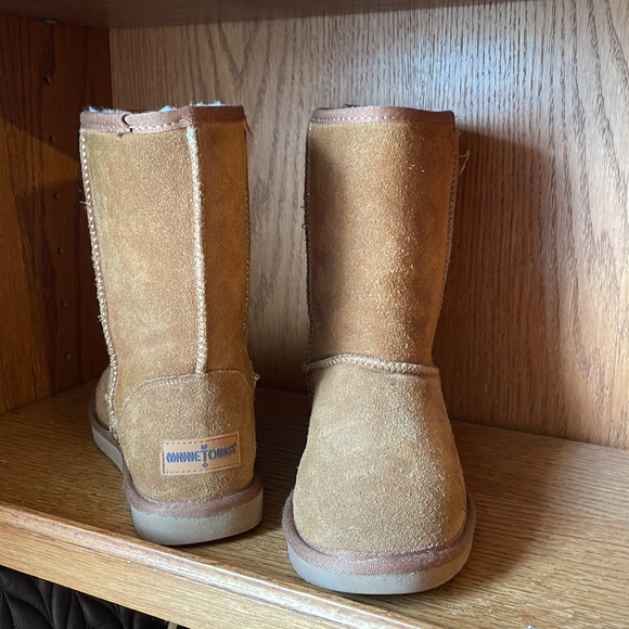 Comfy boots by Minnetonka - Picture 3 of 3